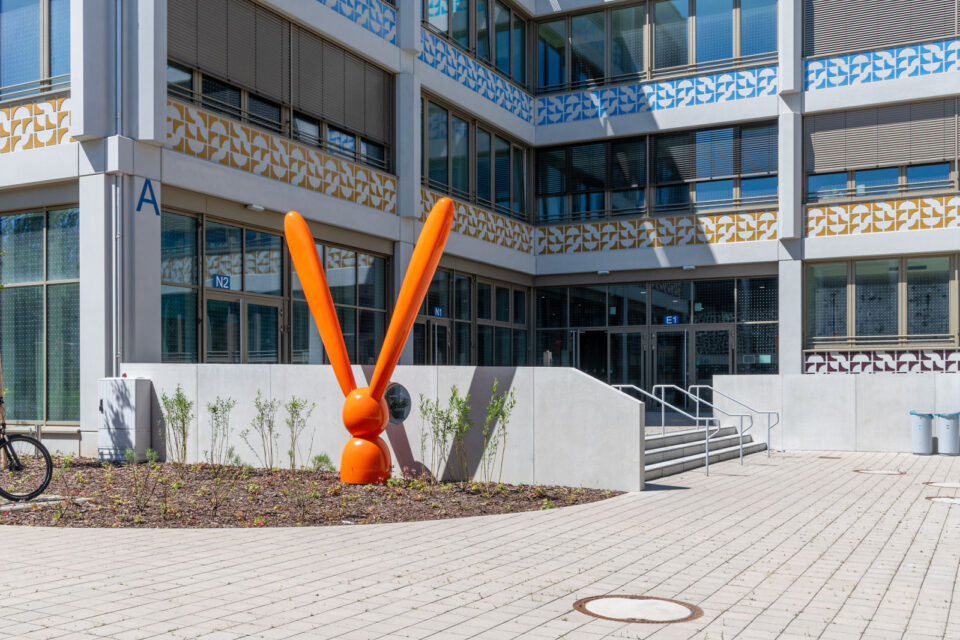Augenhöhe, Skulptur Grundschule Karower Chaussee, Berlin